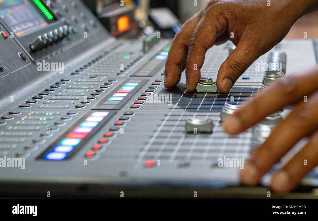 Nahaufnahme des Sound Engineers auf dem Soundmixer-Konsolensystem. Stockfoto