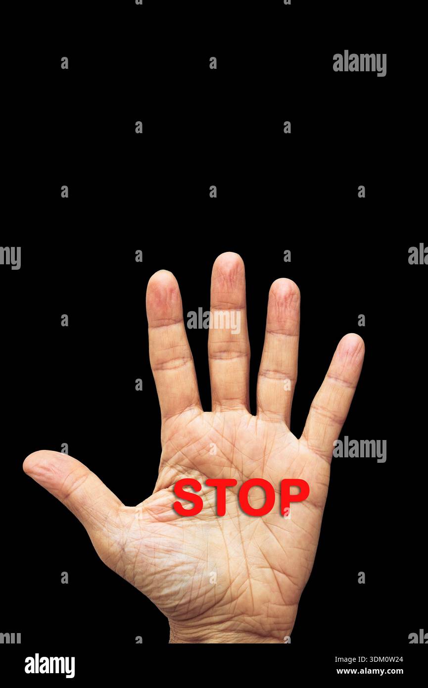 Menschliche Hand mit rotem Stopptext isoliert auf schwarzem Hintergrund, starker visueller Warnung und Verbotskonzept Stockfoto