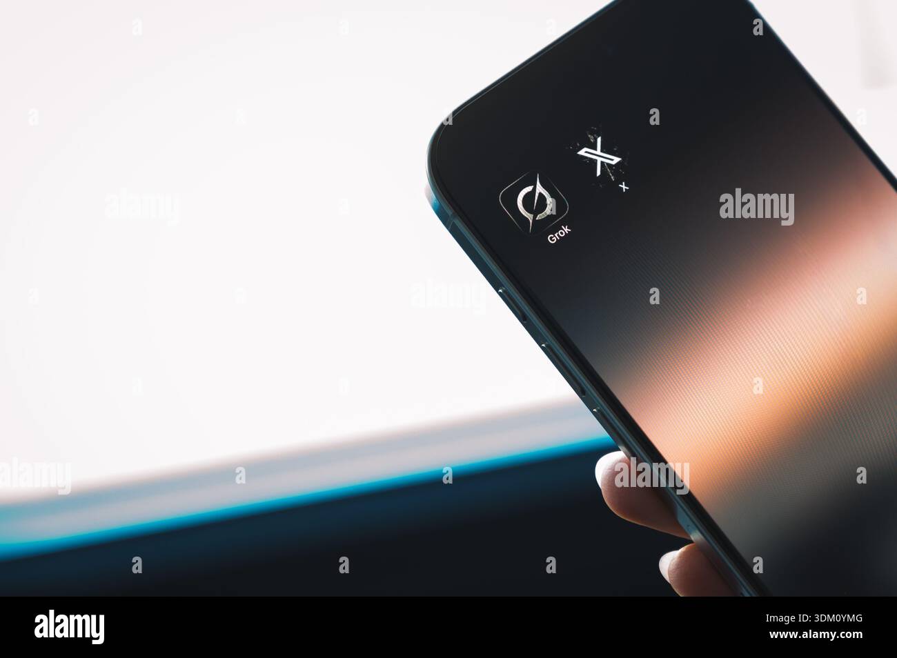 Riga, Lettland – 2. Februar 2026: Nahaufnahme eines Smartphone-Bildschirms mit den Symbolen X (früher Twitter) und Grok. Das Bild stellt einen dar Stockfoto