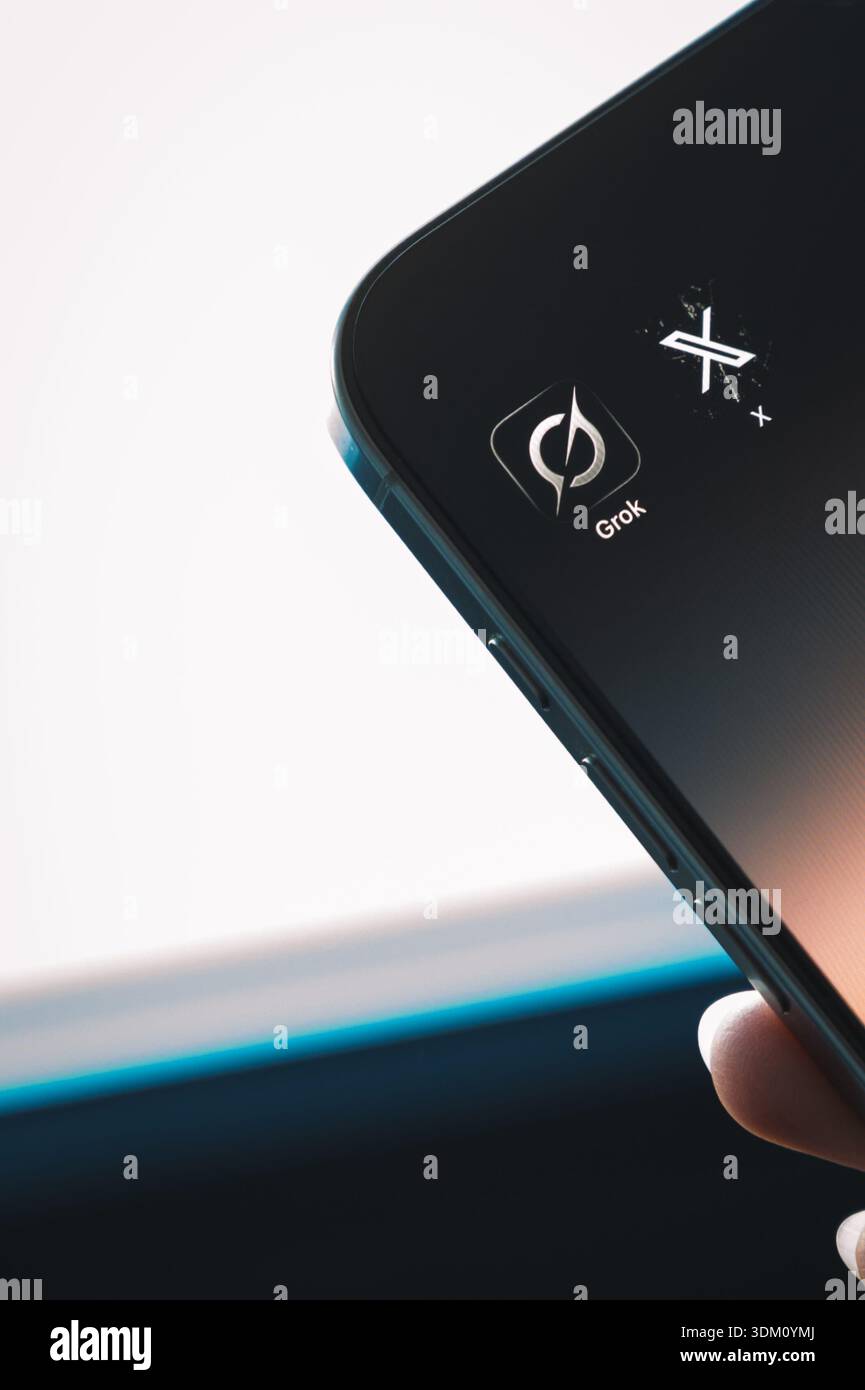 Riga, Lettland – 2. Februar 2026: Nahaufnahme eines Smartphone-Bildschirms mit den Symbolen X (früher Twitter) und Grok. Das Bild stellt einen dar Stockfoto