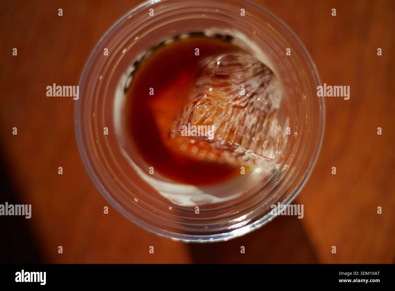 schwarzer eiskaffee (amerikanischer Eiskaffee) auf dem Holztisch. Stockfoto