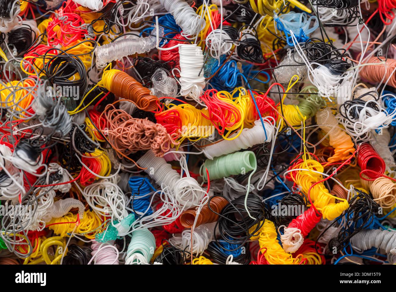 Abfall des 3D-Druckers. Kunststofffäden klingen. Draufsicht. Stockfoto