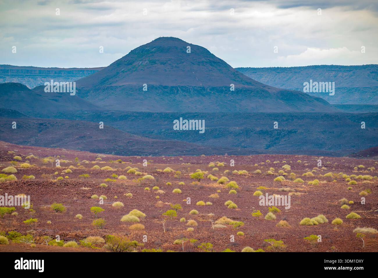 Landschaft mit Bergen in der Wüste, Damaraland, Namibia. Stockfoto
