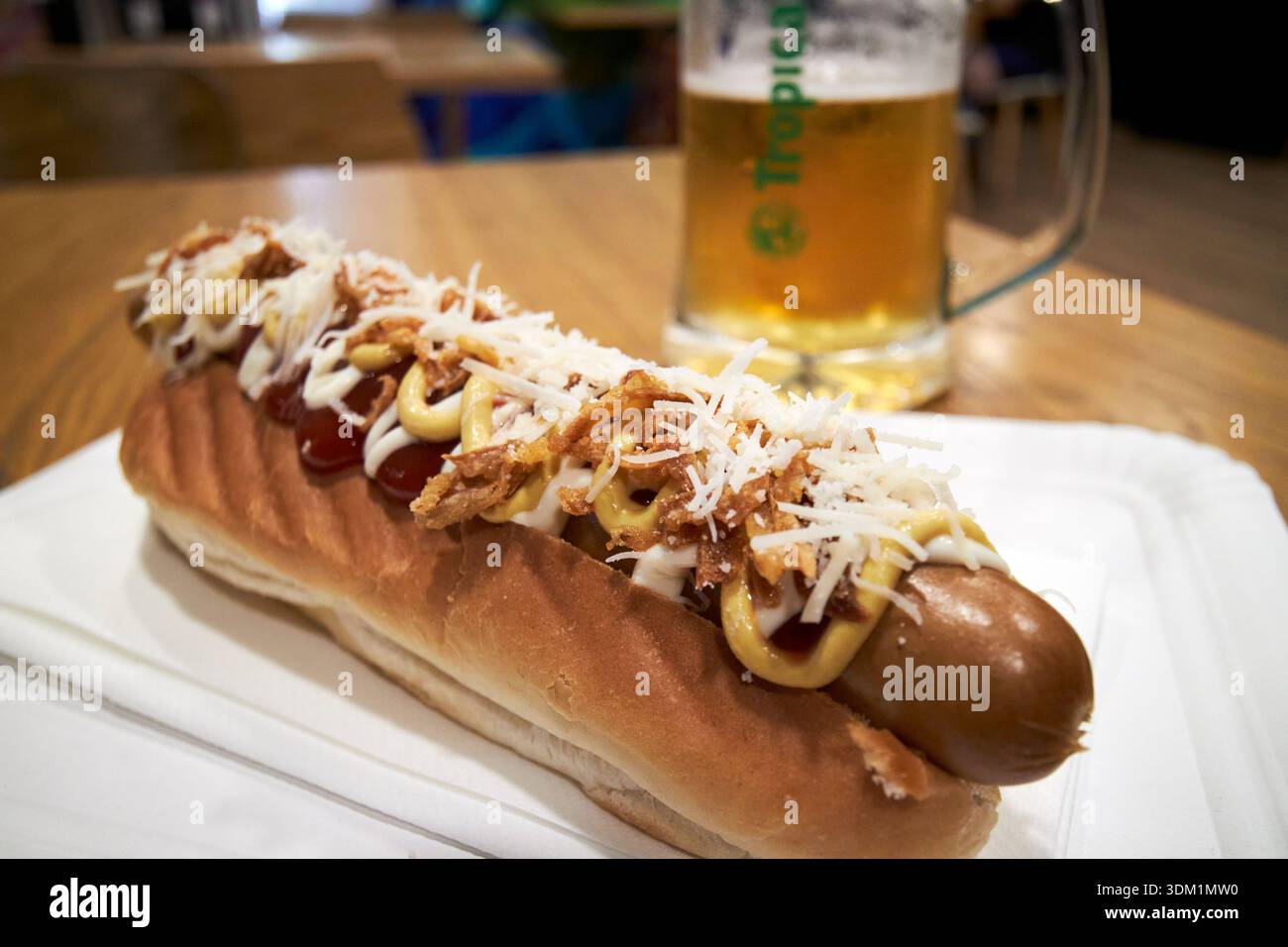 kanarischer Hotdog mit Käse knusprigen Zwiebeln Ketchup und Senf las palmas de gran canaria, kanarische Inseln, spanien Stockfoto