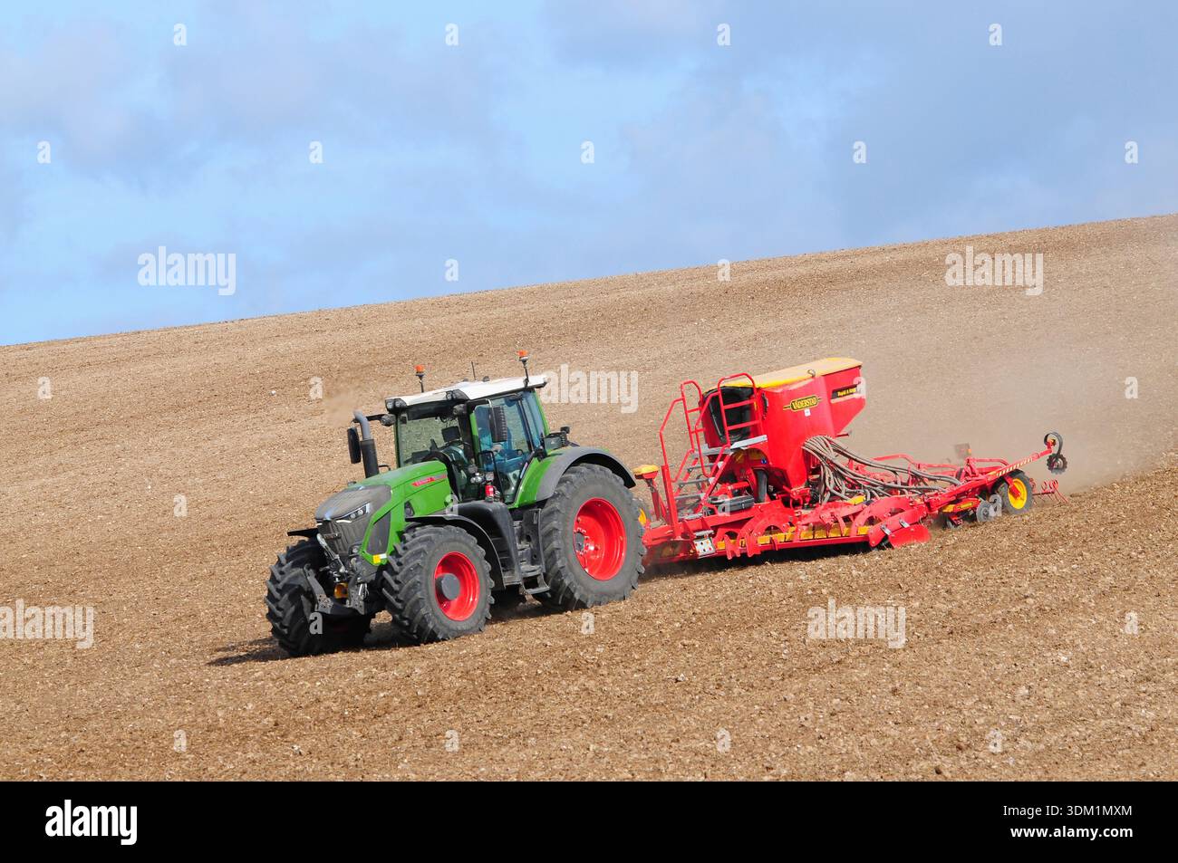 Feldtraktor bohren Ackersaat, Dorset, Großbritannien Stockfoto