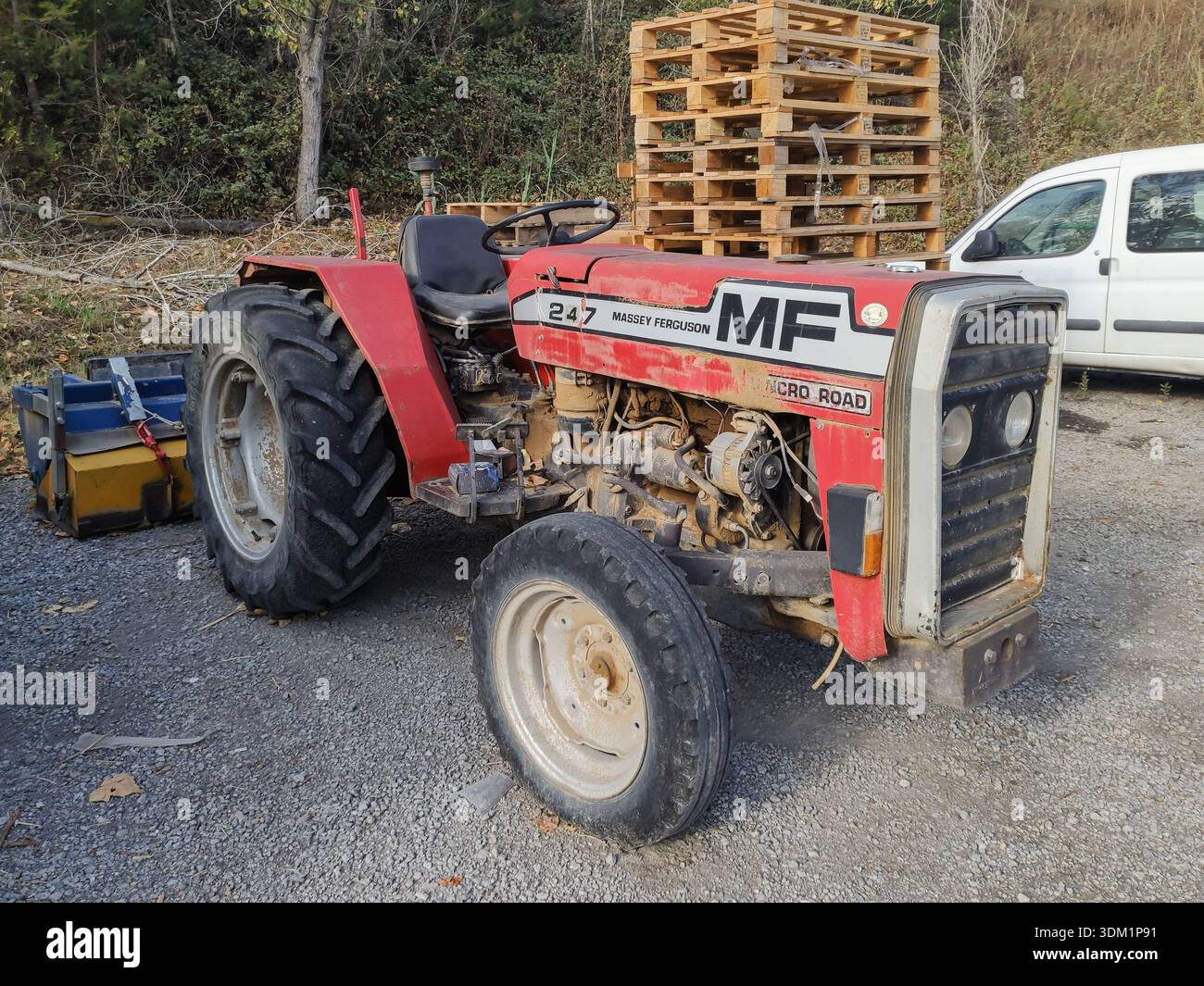 Detail eines alten roten Massey Ferguson 247 Traktors, der auf der Straße geparkt wurde Stockfoto