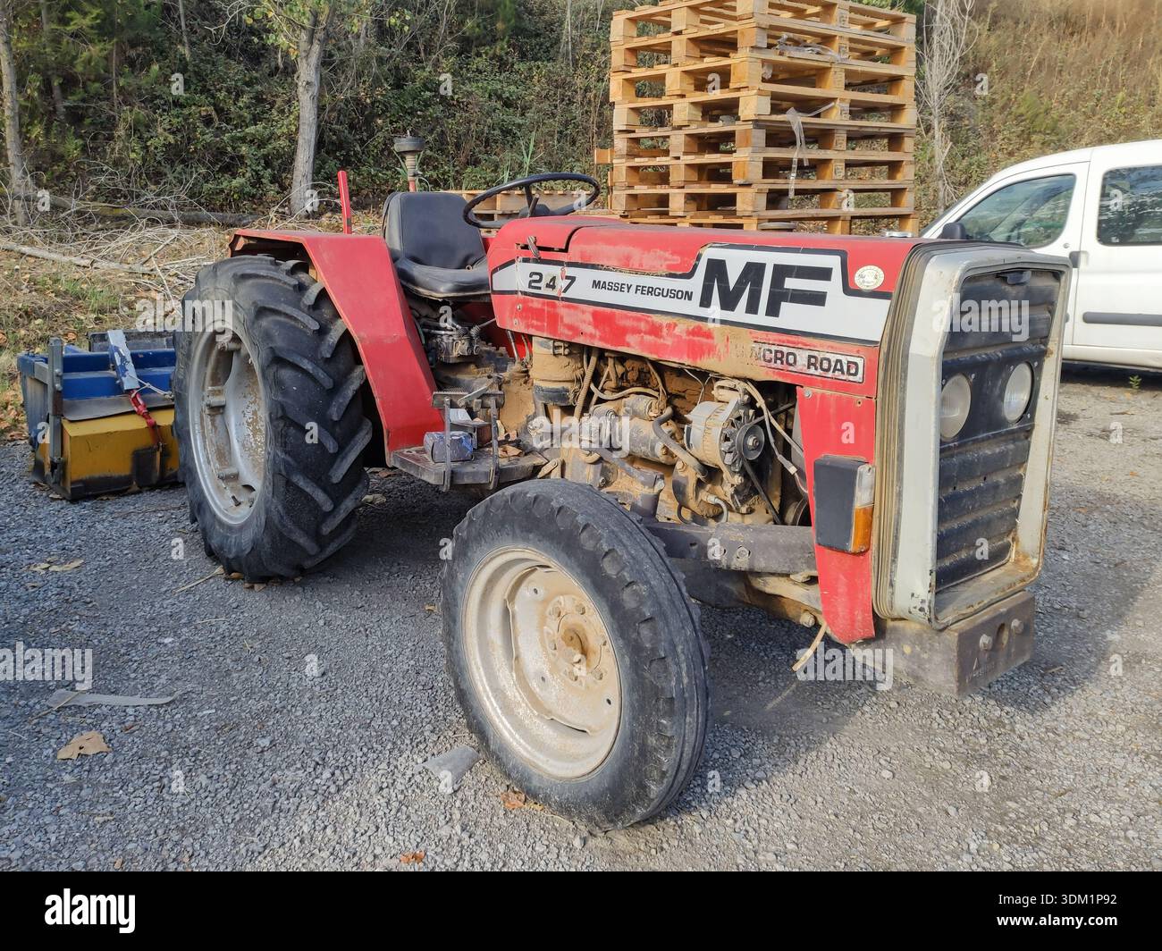 Detail eines alten roten Massey Ferguson 247 Traktors, der auf der Straße geparkt wurde Stockfoto