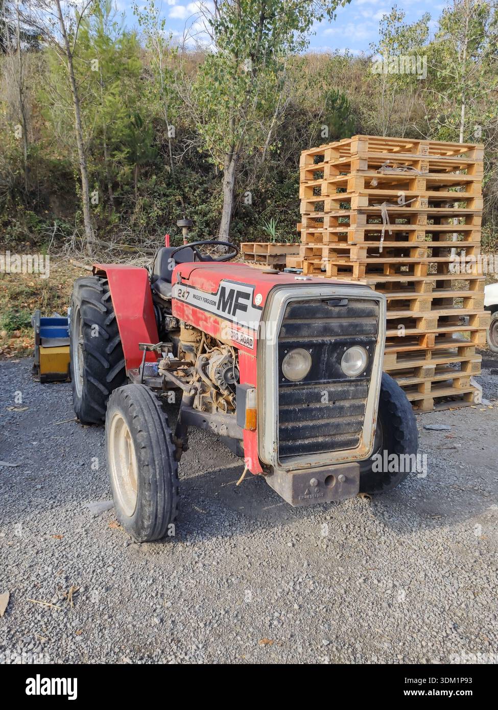Detail eines alten roten Massey Ferguson 247 Traktors, der auf der Straße geparkt wurde Stockfoto