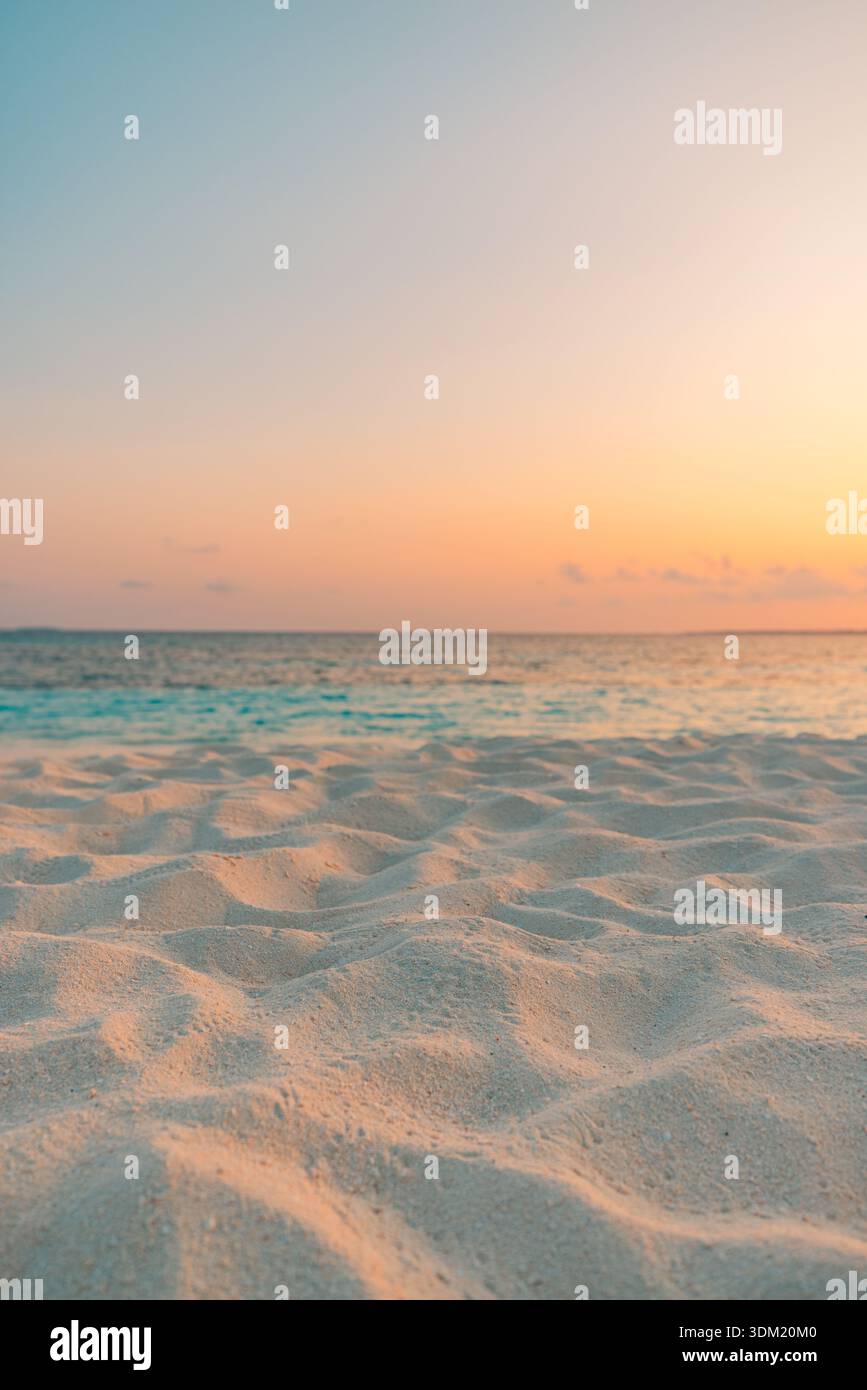 Pulverweißer Sandstrand mit weichem Bokeh und türkisfarbenem Meer bei pastellfarbenem Sonnenuntergang. Traumhaft ruhige Küste. Sommerurlaub Reise Wellness Kopierraum minimal Stockfoto