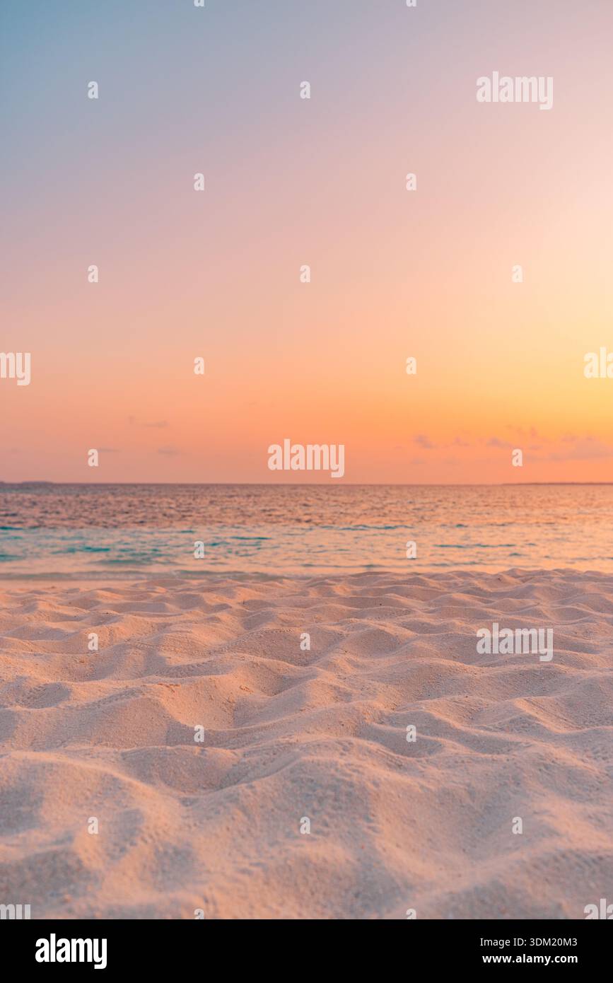 Atemberaubender traumhafter Sonnenuntergang Nahaufnahme Sand Ozean Himmel tropische Entspannung ruhige Natur im Freien Strand Landschaft Hintergrund friedliche Atmosphäre Stockfoto