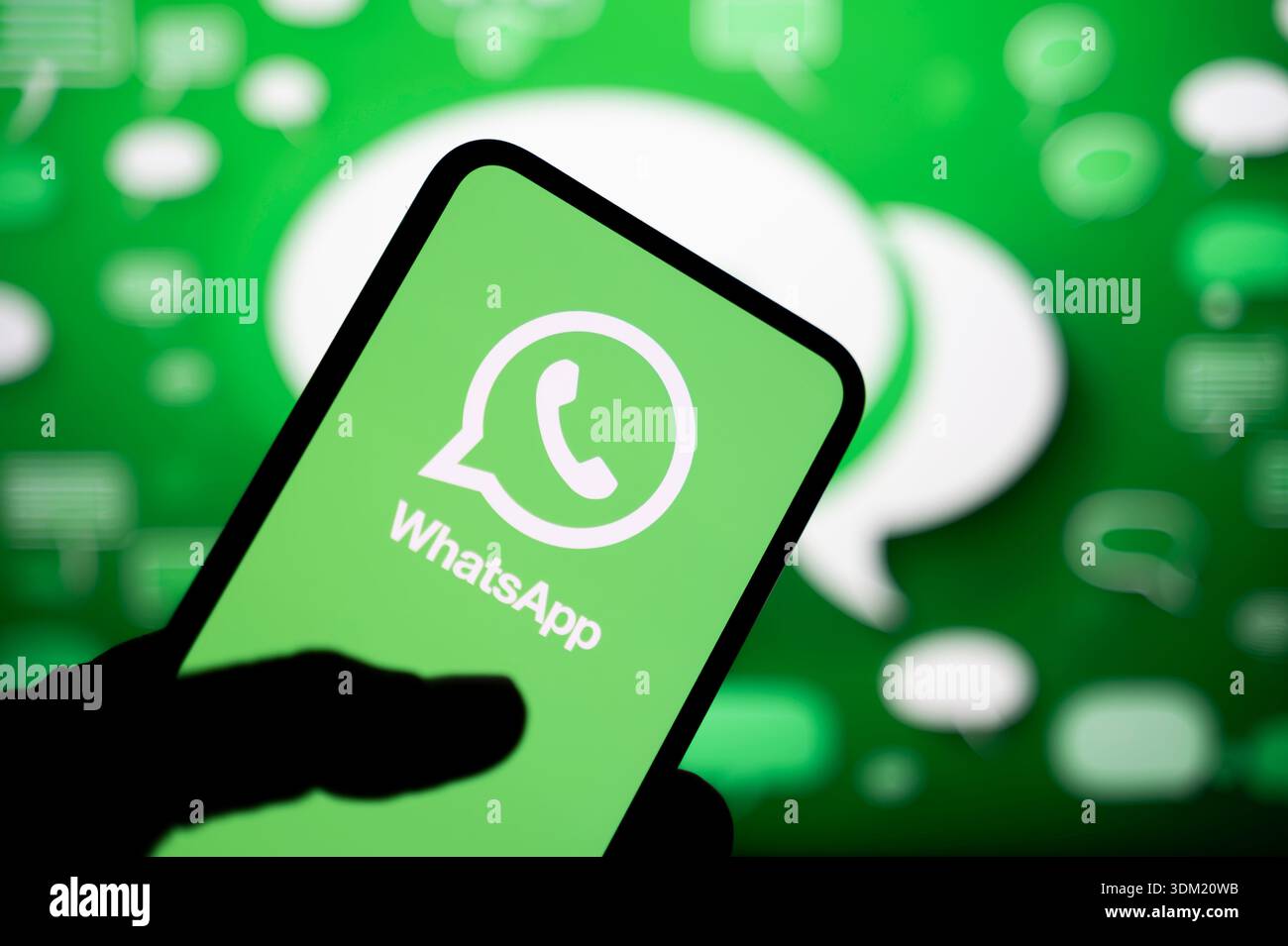 PARIS, FRANKREICH – 24. SEPTEMBER 2025: Auf einem Smartphone-Bildschirm wird das WhatsApp-Logo vor einem unscharfen Hintergrund mit Nachrichtensymbolen angezeigt. Stockfoto