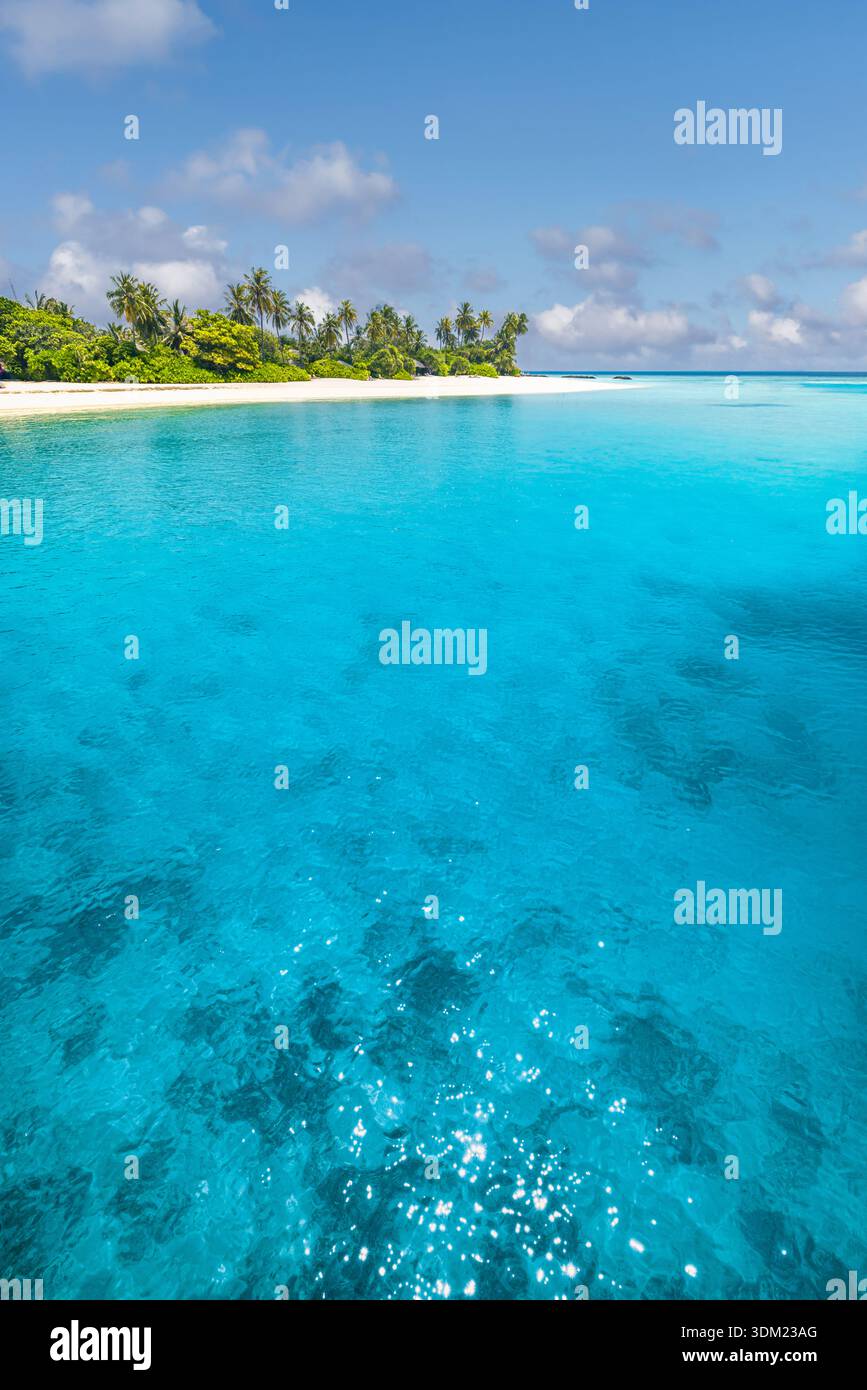 Tropischer Strand Sommer Ozean Palmen Insel Natur Outdoor Luxus Reise vertikale Wandkunst atemberaubendes türkisfarbenes Paradies Küstenziel Traum Stockfoto