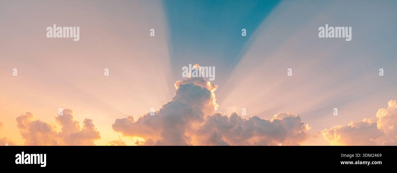 Majestätischer Sonnenuntergang Himmel Gold orange Wolken Sonnenstrahlen Panoramatapete atemberaubende atmosphärische Naturlandschaft Horizont szenisches filmisches Sonnenlicht Stockfoto