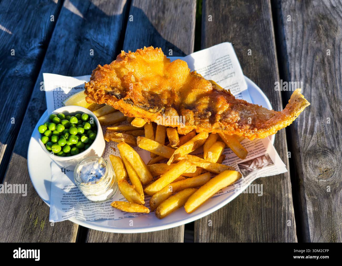 Fisch mit Pommes frites und Erbsen Stockfoto