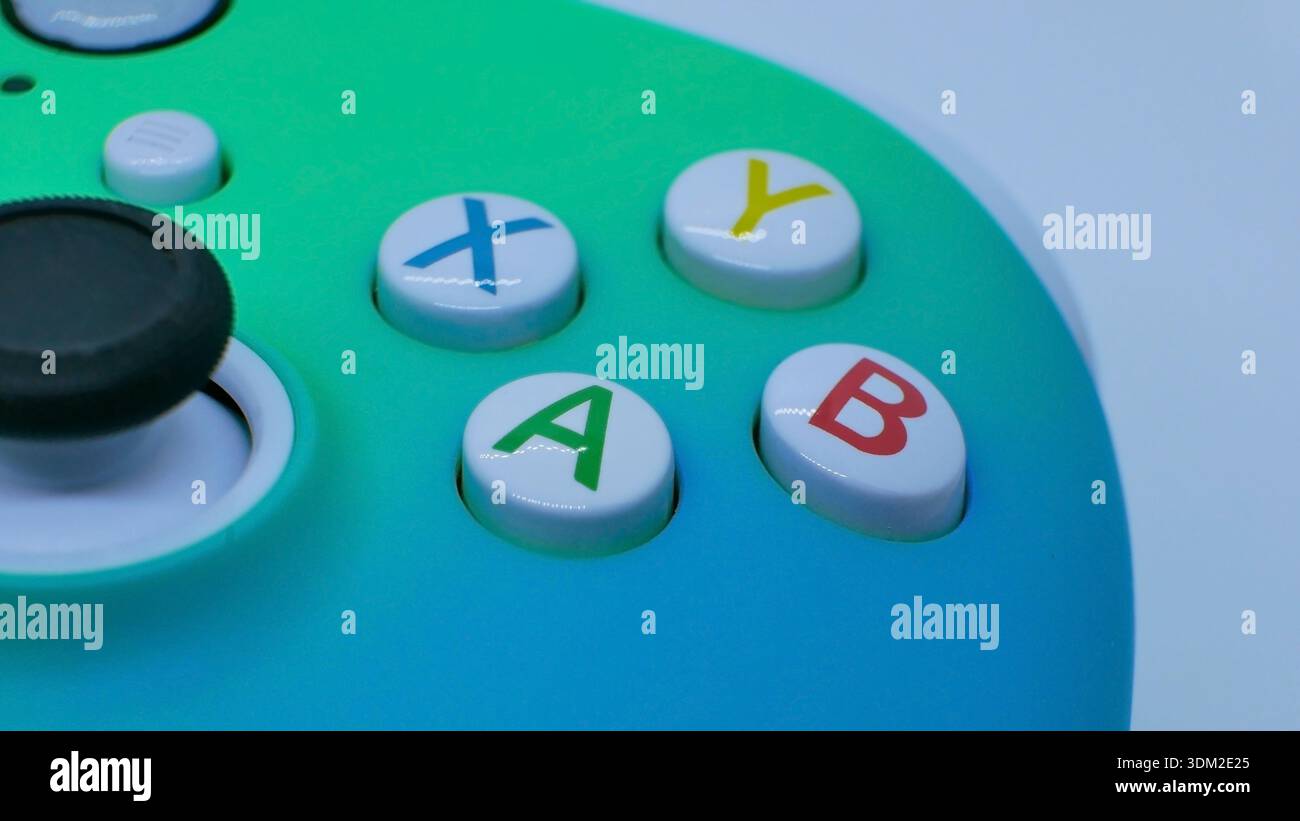 Makroaufnahme mit bunten Tasten für den Gamecontroller und dem analogen Joystick. Moderne Gaming-Technologie für E-Sport, Videospiele, Unterhaltung und Stockfoto