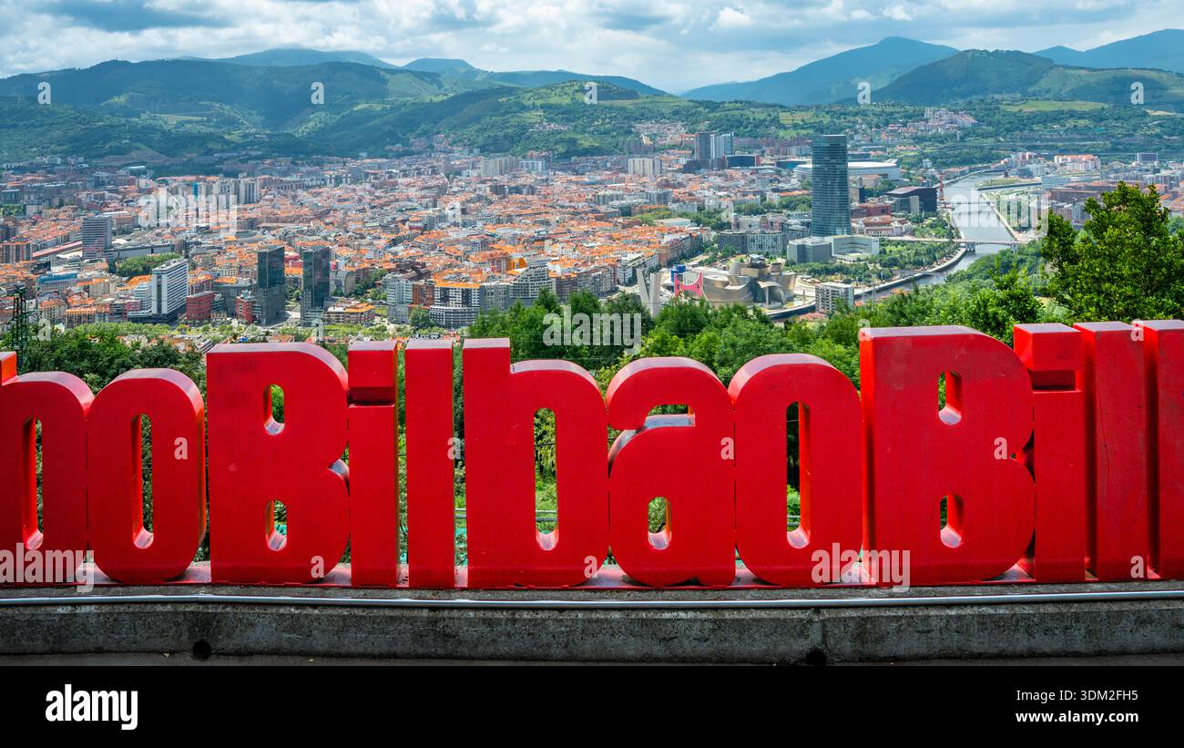 Bilbao Touristenschild am Mount Artxanda Aussichtspunkt mit Blick auf Bilbao, Spanien. Panoramablick. Stockfoto