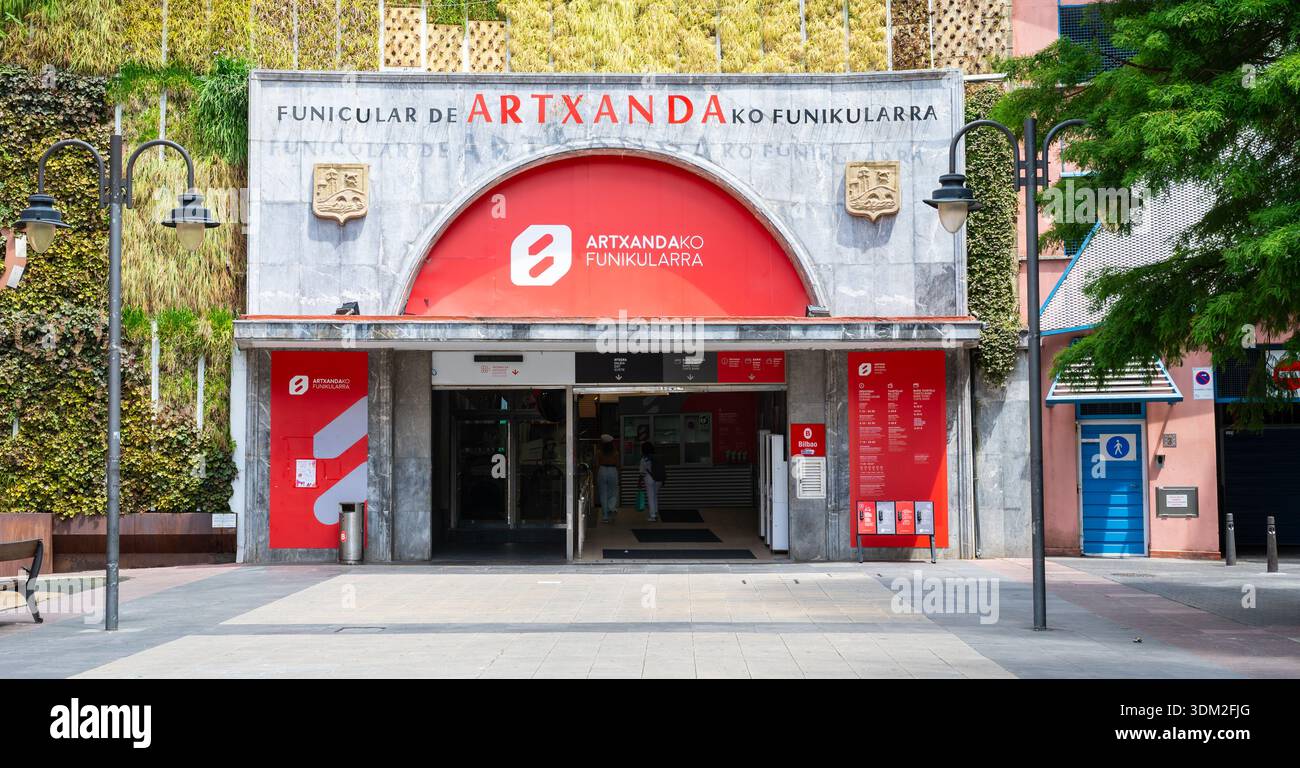 Spanien, Bilbao - 18. Juli 2025: Eingang der Standseilbahn Artxanda im unteren Teil der Stadt Bilbao Stockfoto