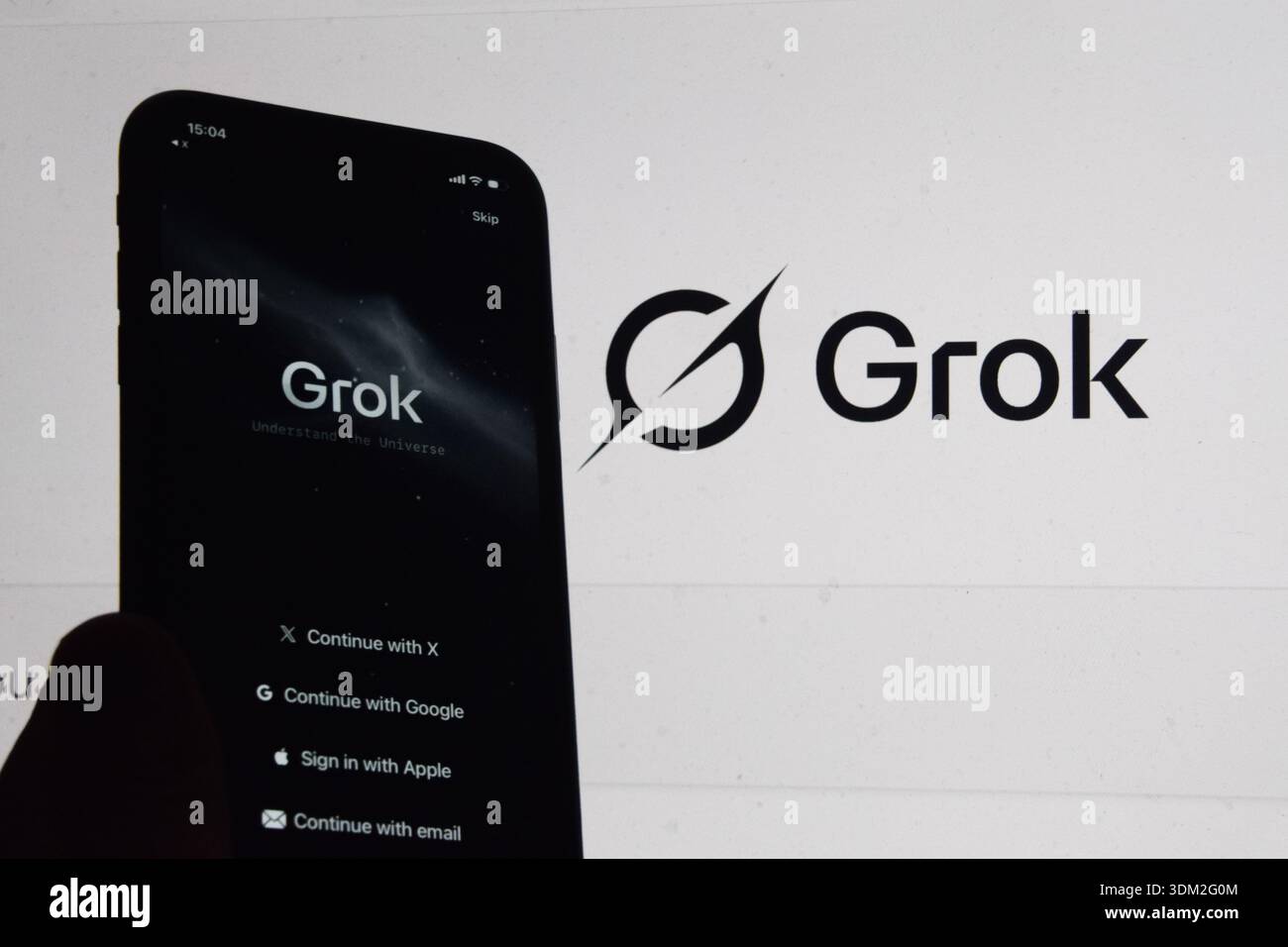 London, Großbritannien. Februar 2026. Die Grok AI-App wird auf einem Telefon und die Grok-Website auf einem Laptop-Bildschirm angezeigt. Quelle: Vuk Valcic/Alamy Live News Stockfoto