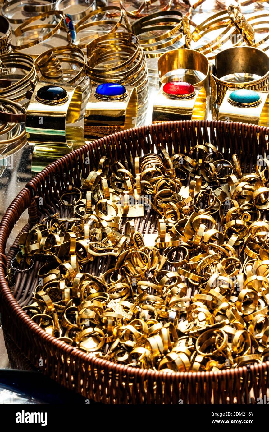 Goldener Schmuck zum Verkauf auf dem Khan El Khalili Markt in Kairo. Verschiedene Armreifen mit bunten Steinen sind ordentlich auf einem Tisch angeordnet. Stockfoto
