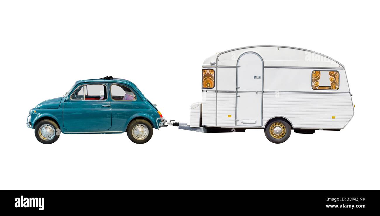 Kleiner blauer italienischer Oldtimer mit alter weißer Karawane auf weißem Hintergrund Stockfoto