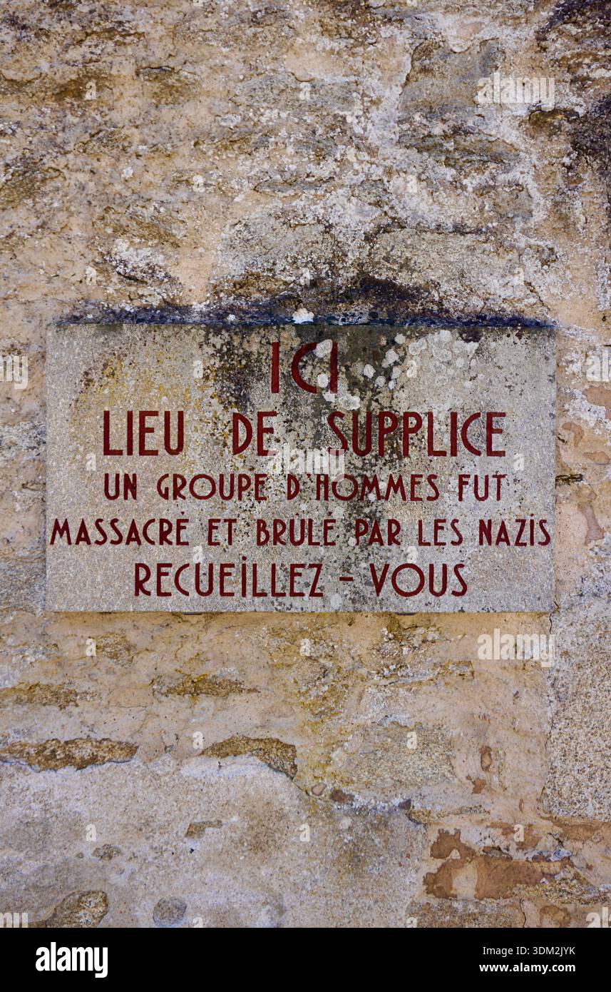 Französische Gedenktafel in Oradour-sur-Glane zum Gedenken an die Opfer des Nazi-Massakers von 1944 Stockfoto