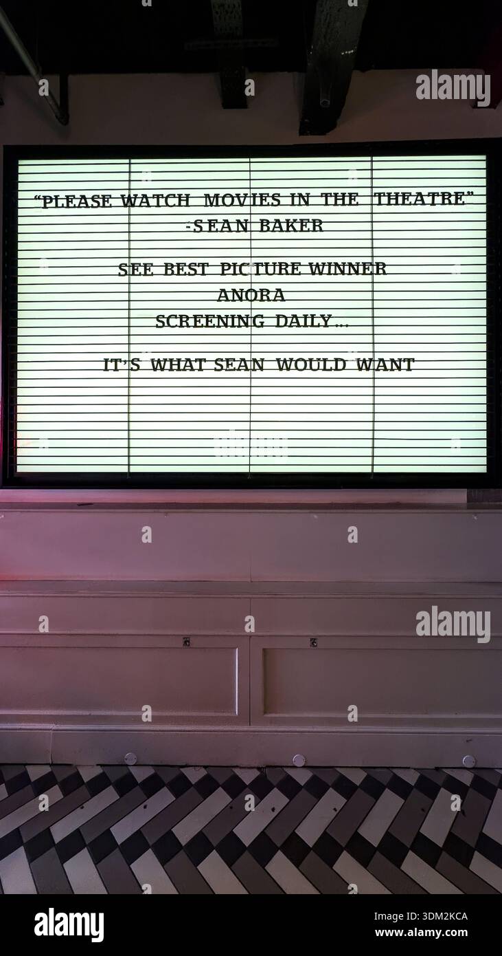 Festzelt im Picturehouse Central Cinema für die Vorführung von Sean Bakers Oscar-gekröntem Bestem Bild „Anora“ mit der Botschaft „Bitte Filme in Th - Smartphone-aufgenommenes Stockfoto