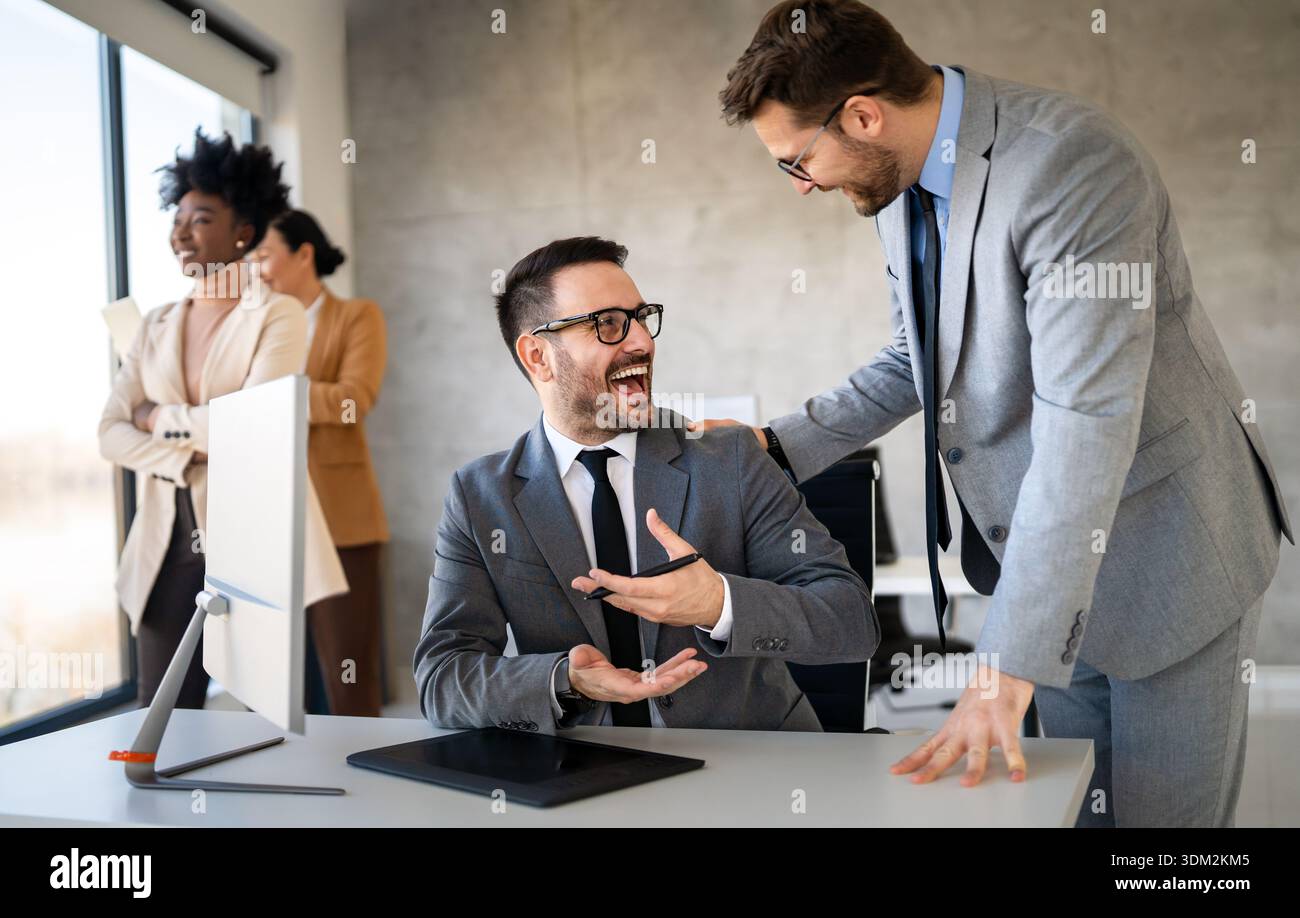 Ein modernes Geschäftsteam nutzt Technologien, digitale Workflows, Online-Tools und Innovationen am Arbeitsplatz Stockfoto