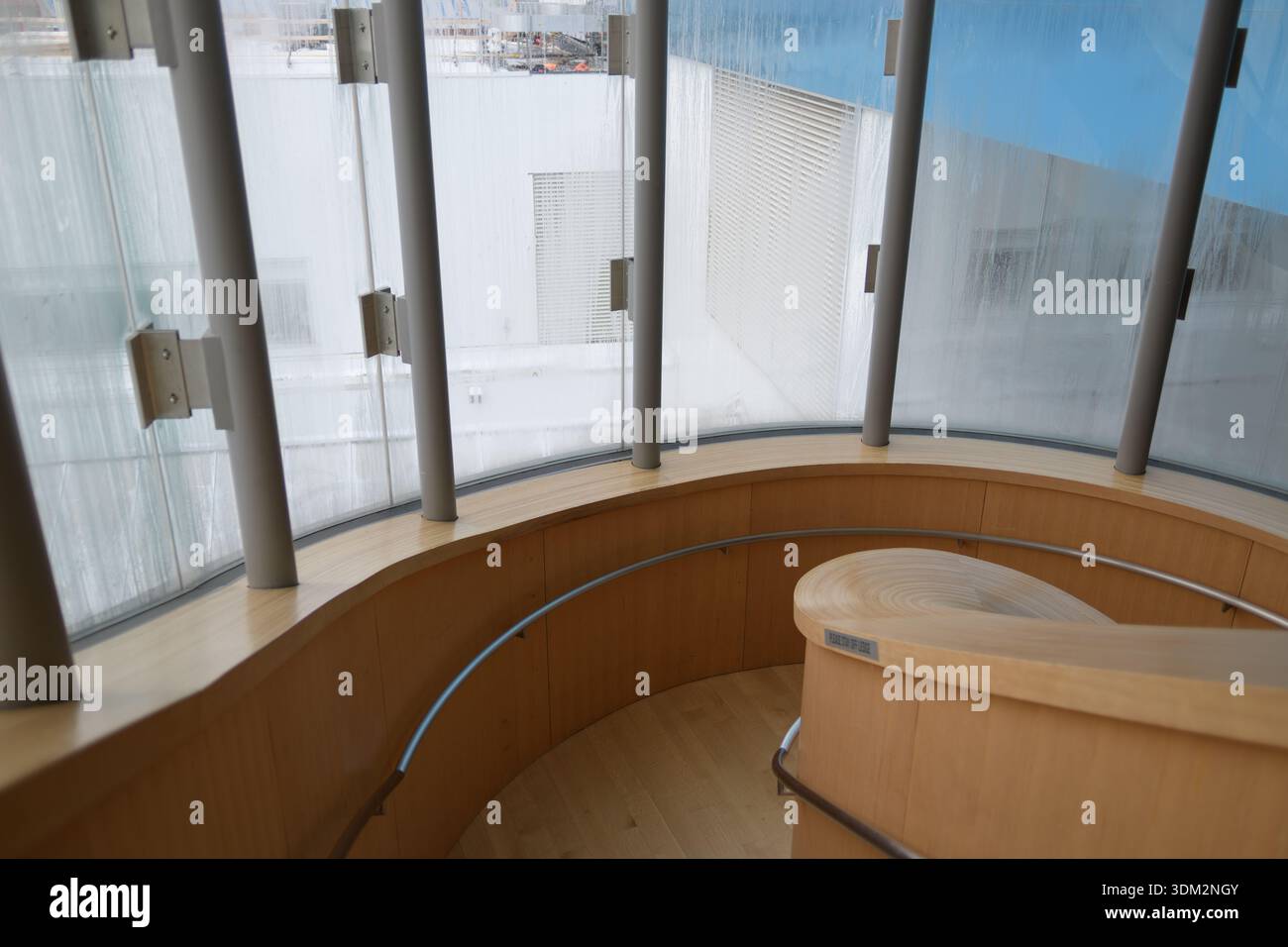 Frank Gehry entwarf eine Treppe (im Norden) in der Art Gallery of Ontario (mit Blick nach Osten) in Toronto Stockfoto