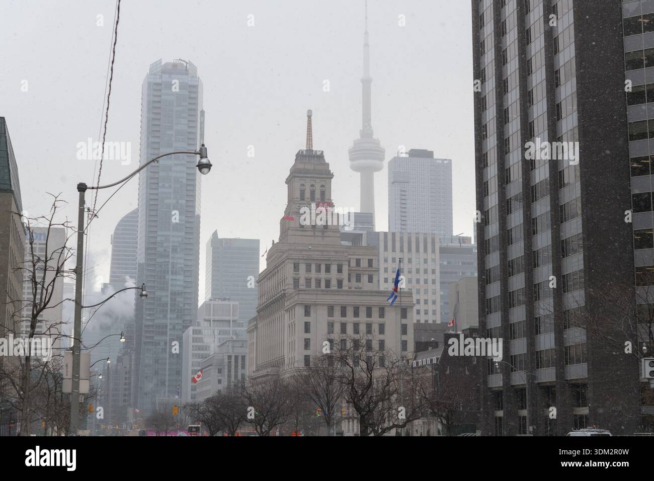 Blick nach Südwesten auf University Av von Dundas St W zum historischen Canada Life Building (330 University Av), Wohnturm, modernes Bürogebäude Stockfoto