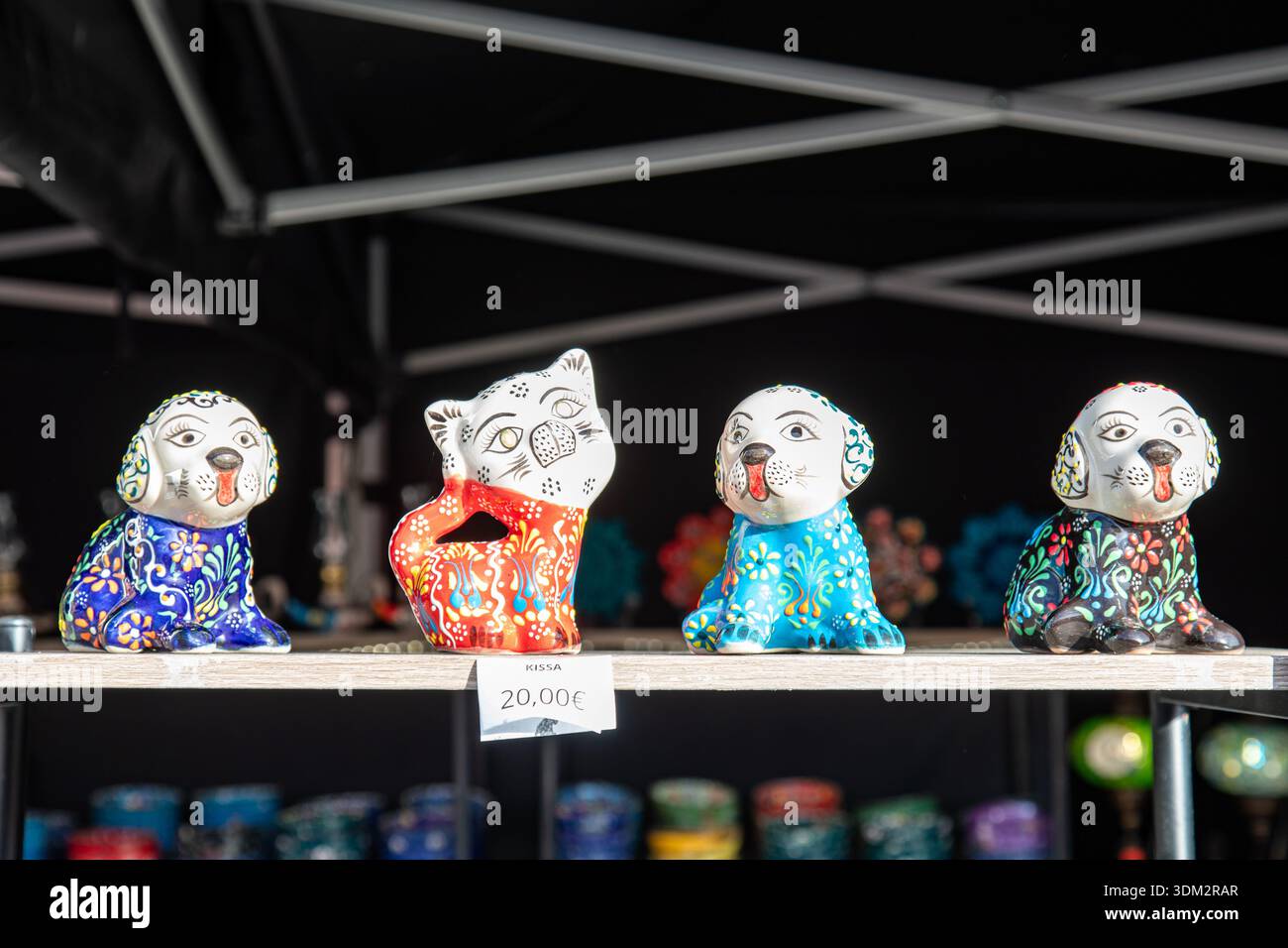 Handbemalte Porzellanfiguren zum Verkauf auf dem International Grand Market am Hakaniemi Market Square in Helsinki, Finnland Stockfoto