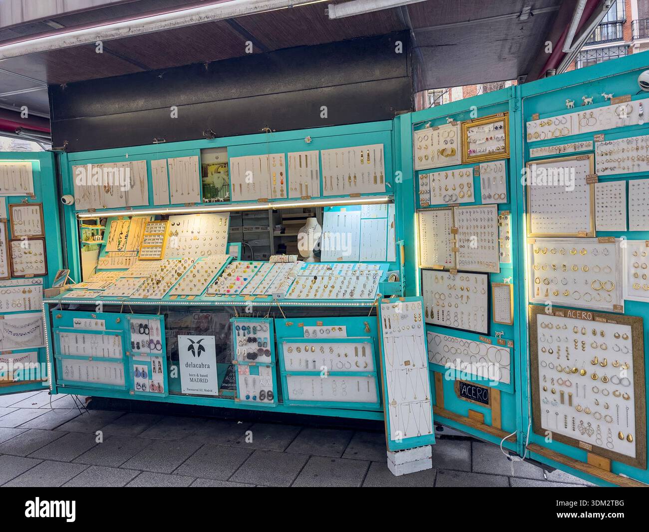 Früher war es ein Zeitungskiosk, jetzt Konverter in einem zwanglosen Juweliergeschäft, Plaza de Bilbao, Chamberi, Madrid, Spanien - Smartphone-aufgenommenes Stockfoto