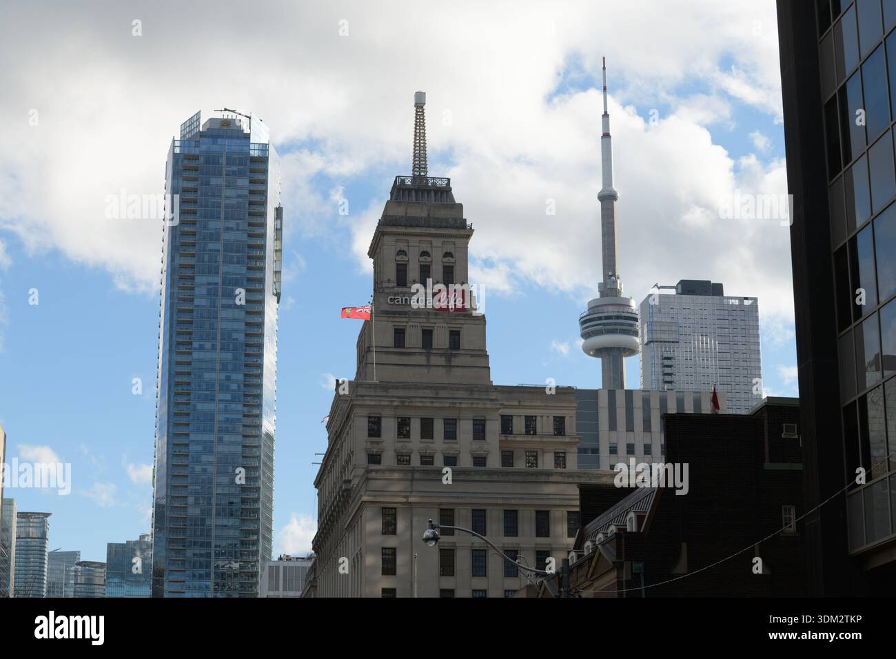 Blick nach Süden auf die University Av zu den Gebäuden auf der Westseite einschließlich Canada Life Building, Toronto Stockfoto