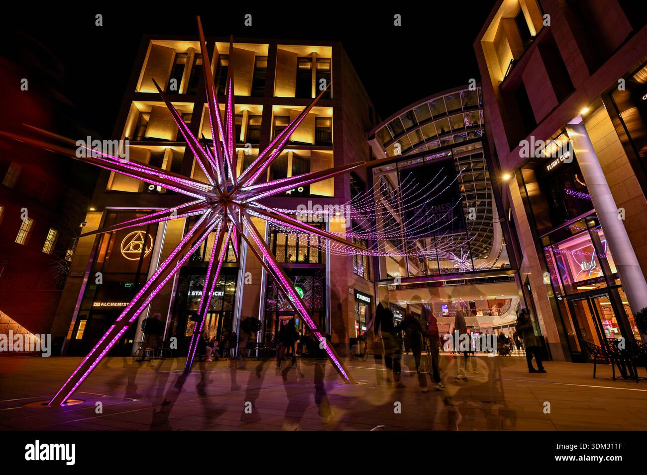 Riesige beleuchtete Weihnachtsstern-Lichtinstallation im St James Quarter, Edinburgh, Schottland, bei Nacht Stockfoto