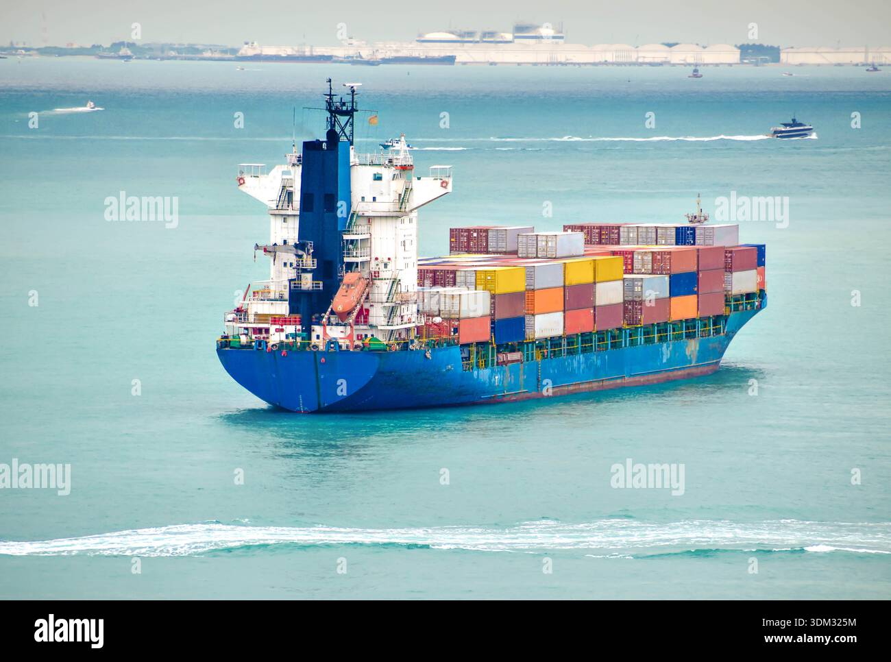 Containerschiff im Ozean Stockfoto
