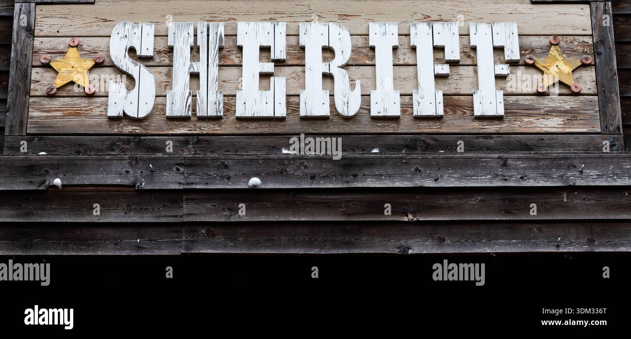 Sheriff-Schild auf Vintage-Hintergrund, altes Wild-West-Design. Begriffe von Recht, Schutz und Sicherheit Stockfoto