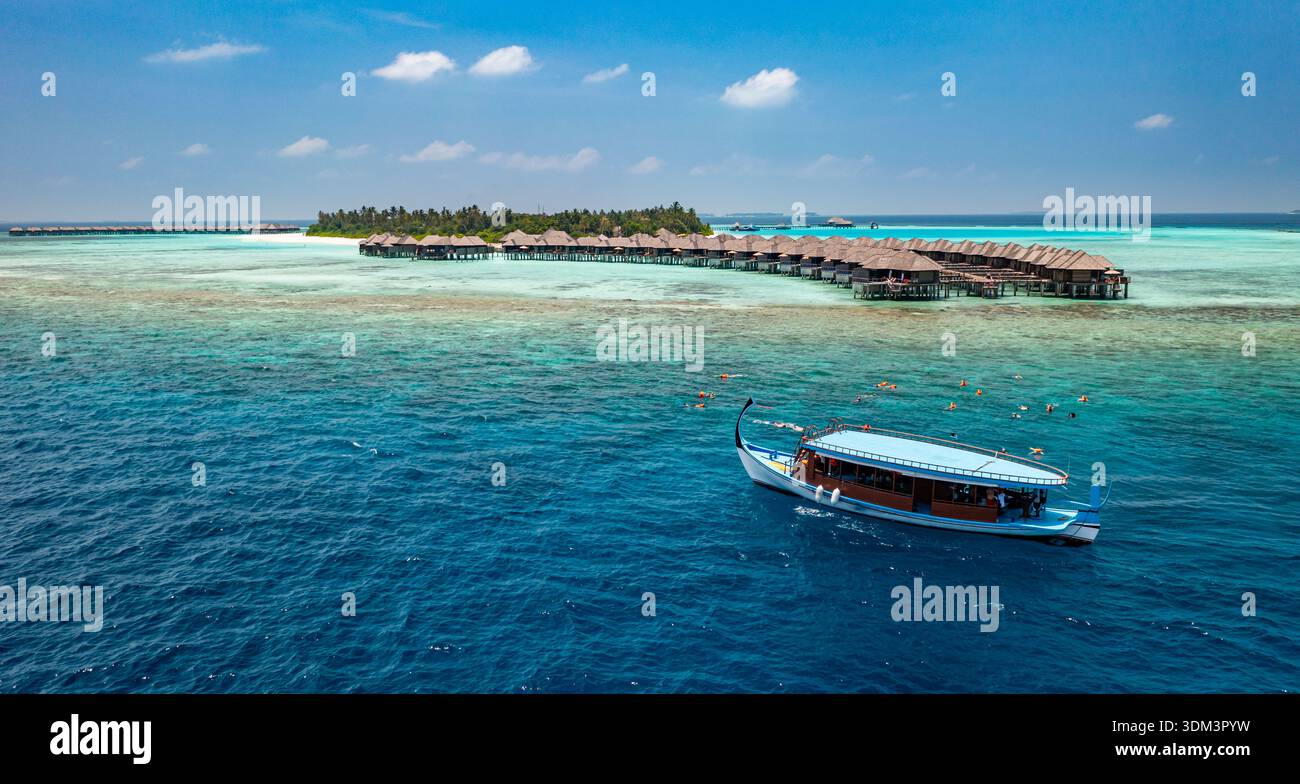 Perfekte Malediven Reise Hintergrund Boot Korallenriff Wasser Villen tropischer Urlaub Insel Luxus Resort Ziel szenische Kopie Raum Panorama Wandkunst Stockfoto