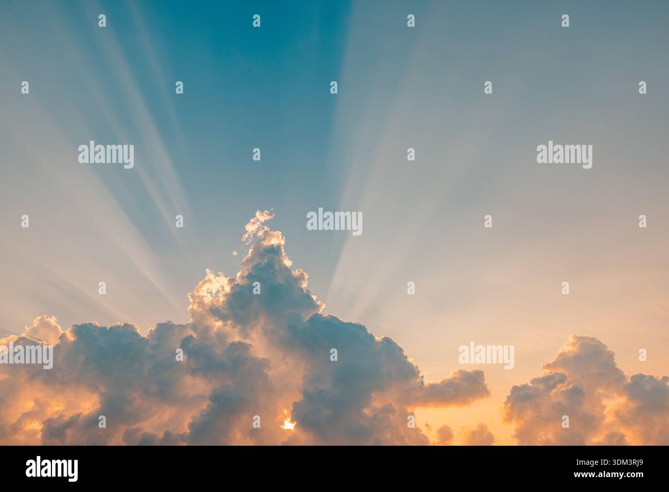 Schöne Sonnenuntergang Himmel Strahlen idyllische Sonnenaufgang Wolken bunte Himmel Landschaft Licht Traumlandschaft Abendglühen helles Morgenlicht Stockfoto