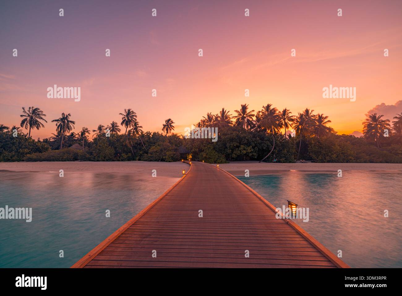 Luxus Malediven Sonnenuntergang Panorama Resort Villen Meereslandschaft weiche LED Lichter bunte Dämmerung Himmel Wolken Strand Hintergrund Urlaub tropisch Stockfoto