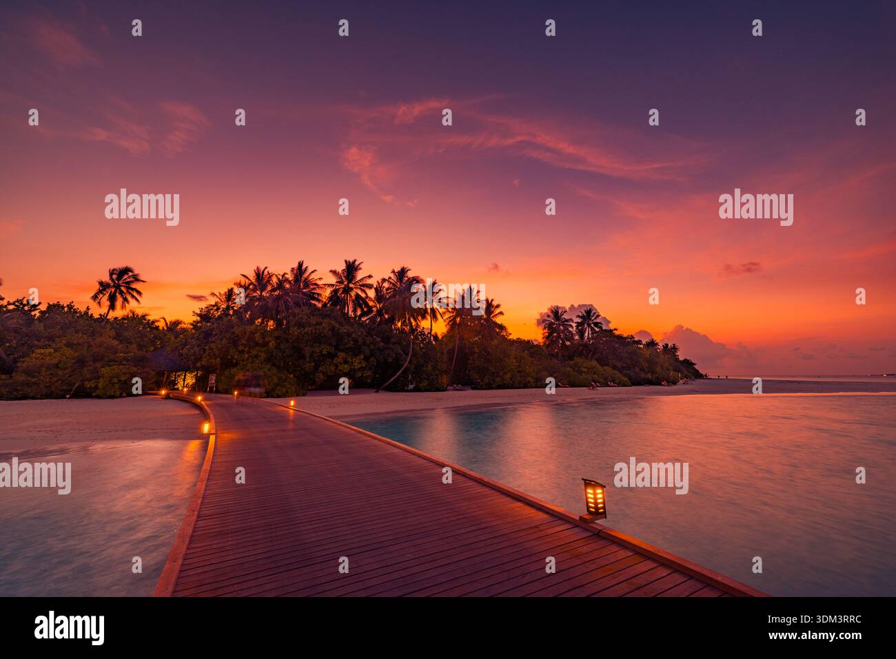 Fantastisches Sonnenuntergang Panorama Malediven Luxus Resort Villen Meereslandschaft weiche LED Lichter bunter Himmel Dämmerung Wolken Strand Hintergrund Urlaub Landschaft Stockfoto