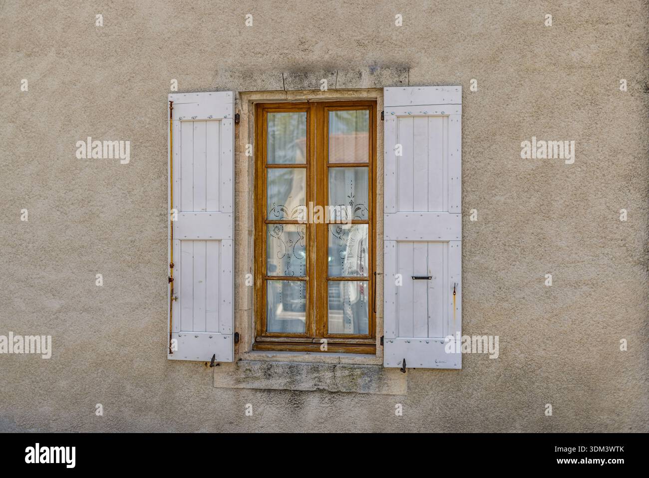 Alte Hausläden und Tür auf Steinmauer Provence charmante rustikale Architektur Details französische Landschaft Stockfoto