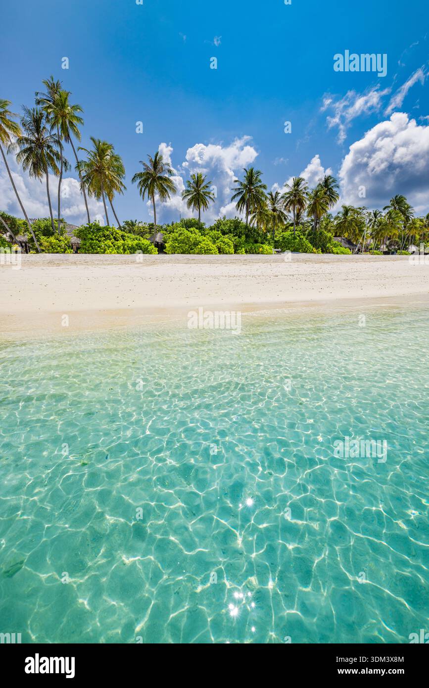 Majestätische tropische Inselküste ruhige vertikale Sommerurlaub Wandkunst türkisfarbenes Meer Strandlandschaft immersive Natur Zuflucht. Sonnenschein strahlendes Meer Stockfoto