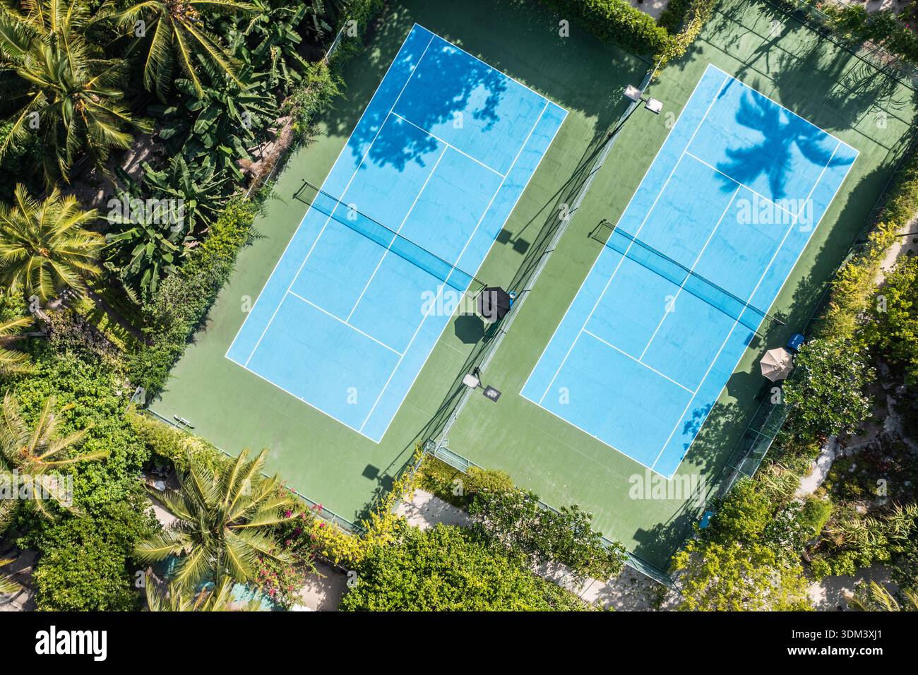 Luft-Tennisplatz tropisches Resort Outdoor-Aktivität lebendige Sommer Sport Reise Reiseziel Hintergrund Stockfoto