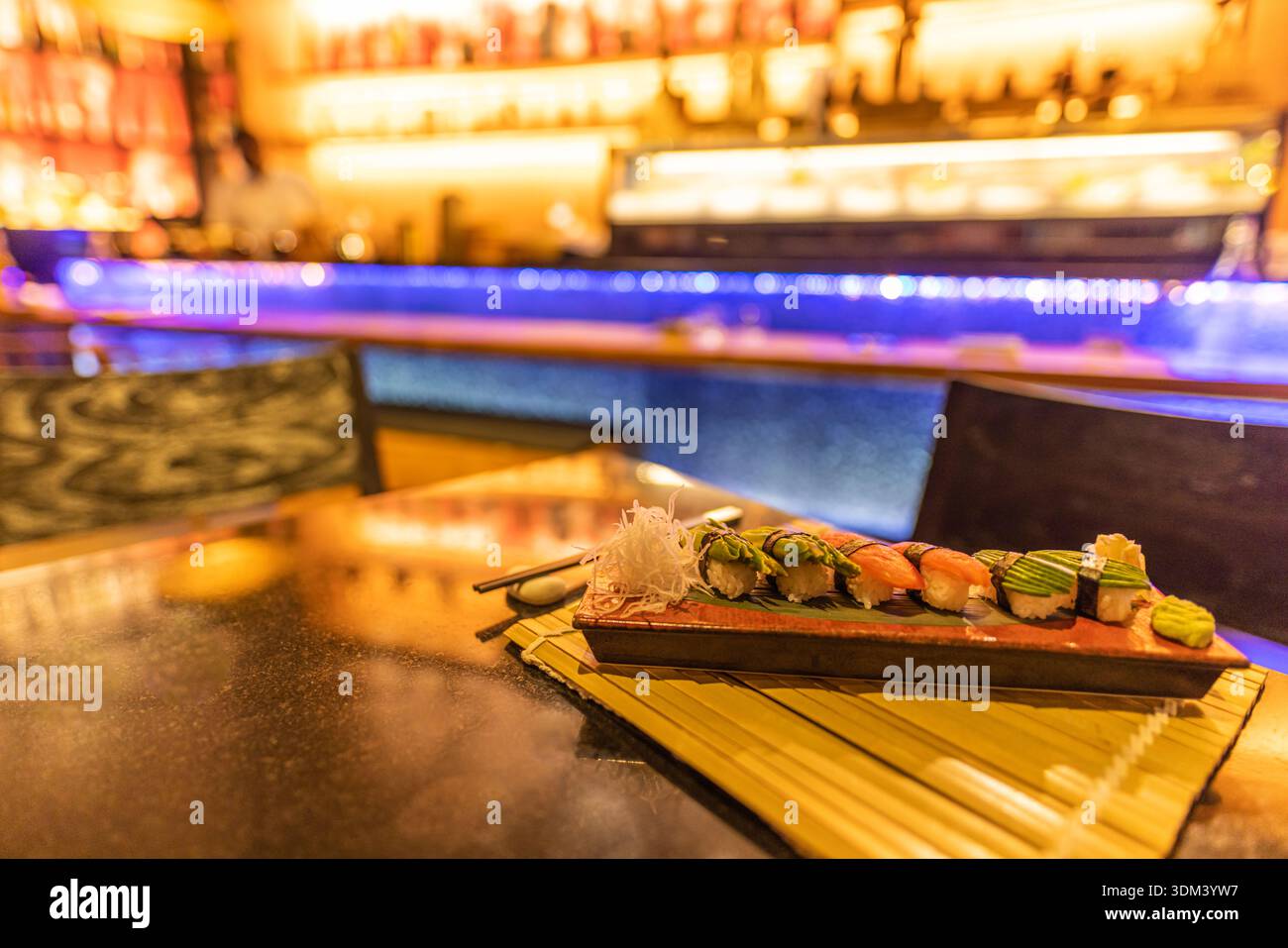 Atemberaubende asiatische Restauranttheke mit Sushi-Luxus-Essen Hintergrund elegante Gourmet-Szene Stockfoto