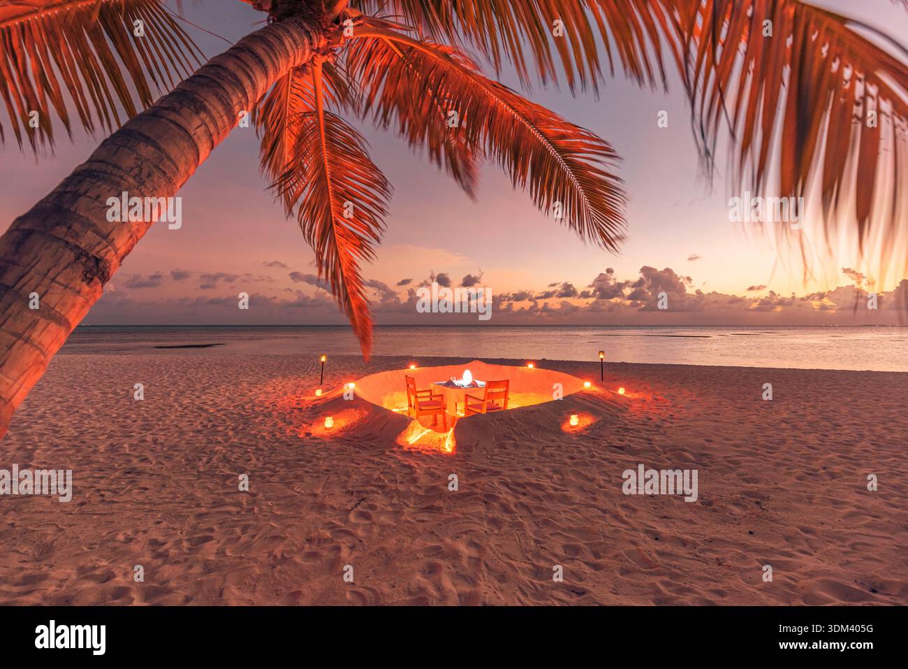Romantisches Abendessen am tropischen Strand mit Blick auf den Sonnenuntergang. Ich liebe Paartourismus Stockfoto
