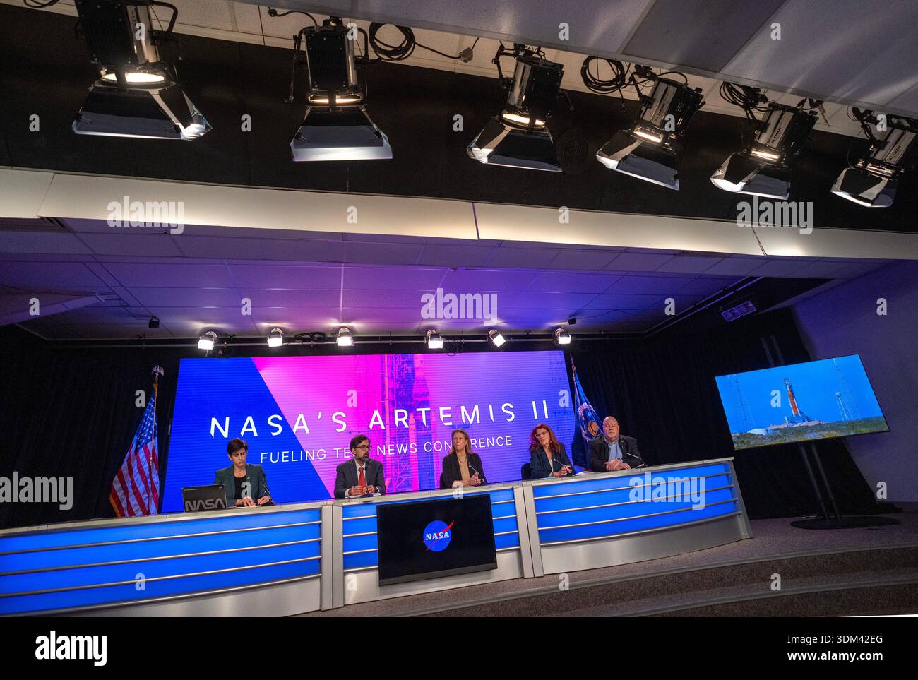 John Honeycutt (R), Charlie Blackwell Thompson (2., R), Lori Glaze, stellvertretender Administrator für die Entwicklung des Explorationssystems, und Amit Kshatriya (2., L) erklären, warum der geplante Artemis-II-Mondstart während einer Pressekonferenz im Kennedy Space Center in Florida am Dienstag, den 3. Februar 2026 verschoben wurde. Während eines Tanktests des Raketensystems am Montag wurde ein Leck entdeckt, das den Start des 8. Februar frühestens auf den 6. März verzögerte. Foto: Pat Benic/UPI Stockfoto