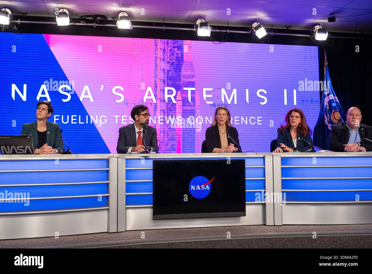 John Honeycutt (R), Charlie Blackwell Thompson (2., R), Lori Glaze, stellvertretender Administrator für die Entwicklung des Explorationssystems, und Amit Kshatriya (L) erklären, warum der geplante Artemis II-Mondstart während einer Pressekonferenz im Kennedy Space Center in Florida am Dienstag, den 3. Februar 2026 verschoben wurde. Während eines Tanktests des Raketensystems am Montag wurde ein Leck entdeckt, das den Start des 8. Februar frühestens auf den 6. März verzögerte. Foto: Pat Benic/UPI Stockfoto
