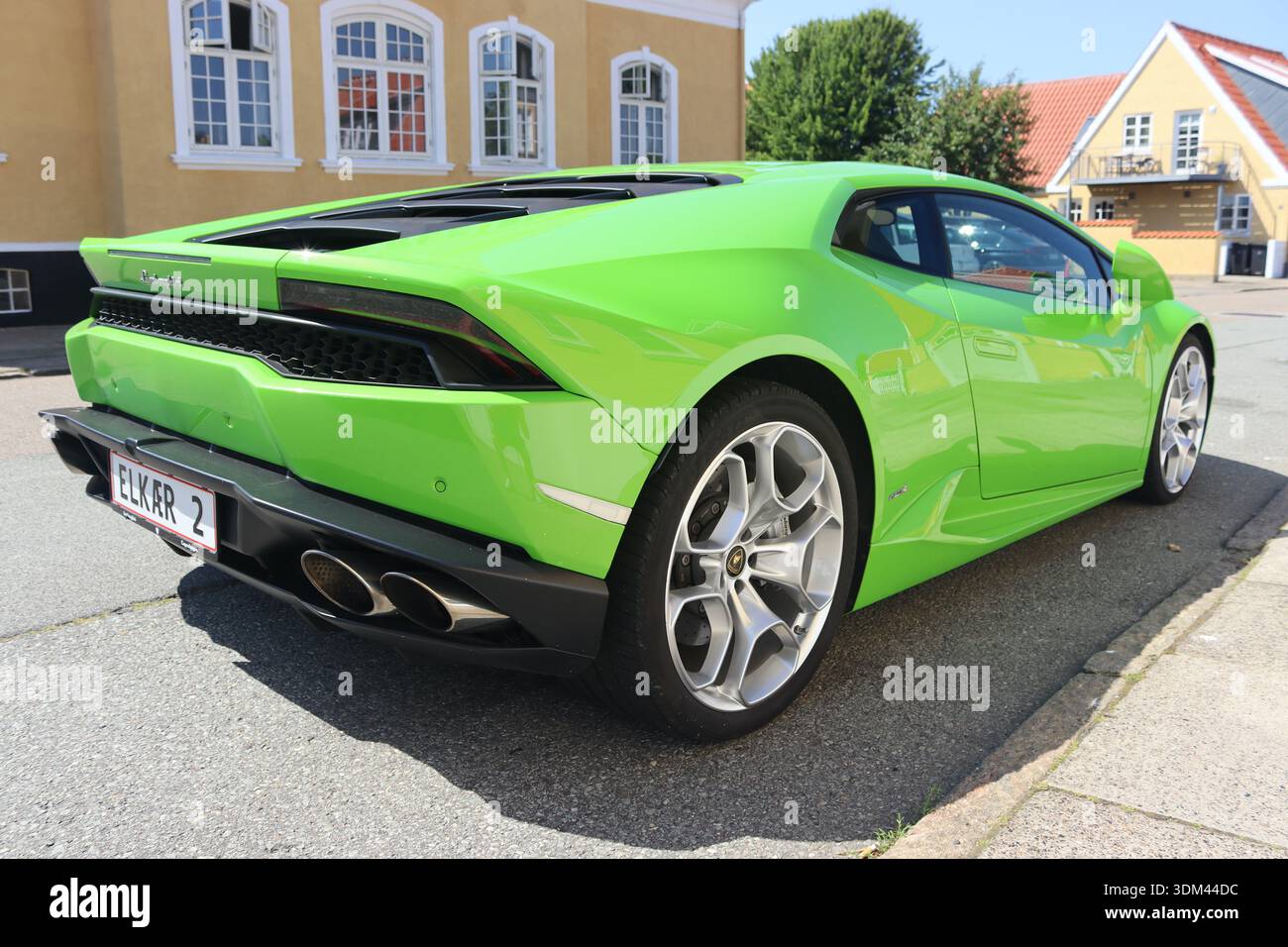 Ein leuchtend lindgrüner Lamborghini LP 610-4 Huracan Hochleistungs-Sportwagen in einer ruhigen Seitenstraße in Skagen, Dänemark. Stockfoto