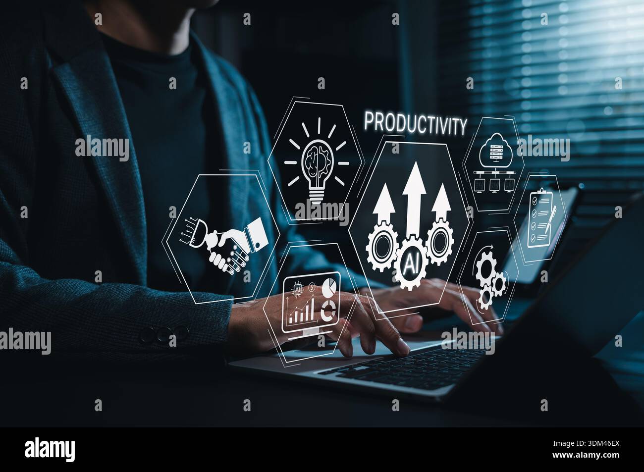 KI-gesteuertes Produktivitäts- und Geschäftsautomatisierungskonzept. Professionelle Anwender, die ein Notebook mit künstlicher Intelligenz einsetzen, um die Effizienz des Arbeitsablaufs Stockfoto