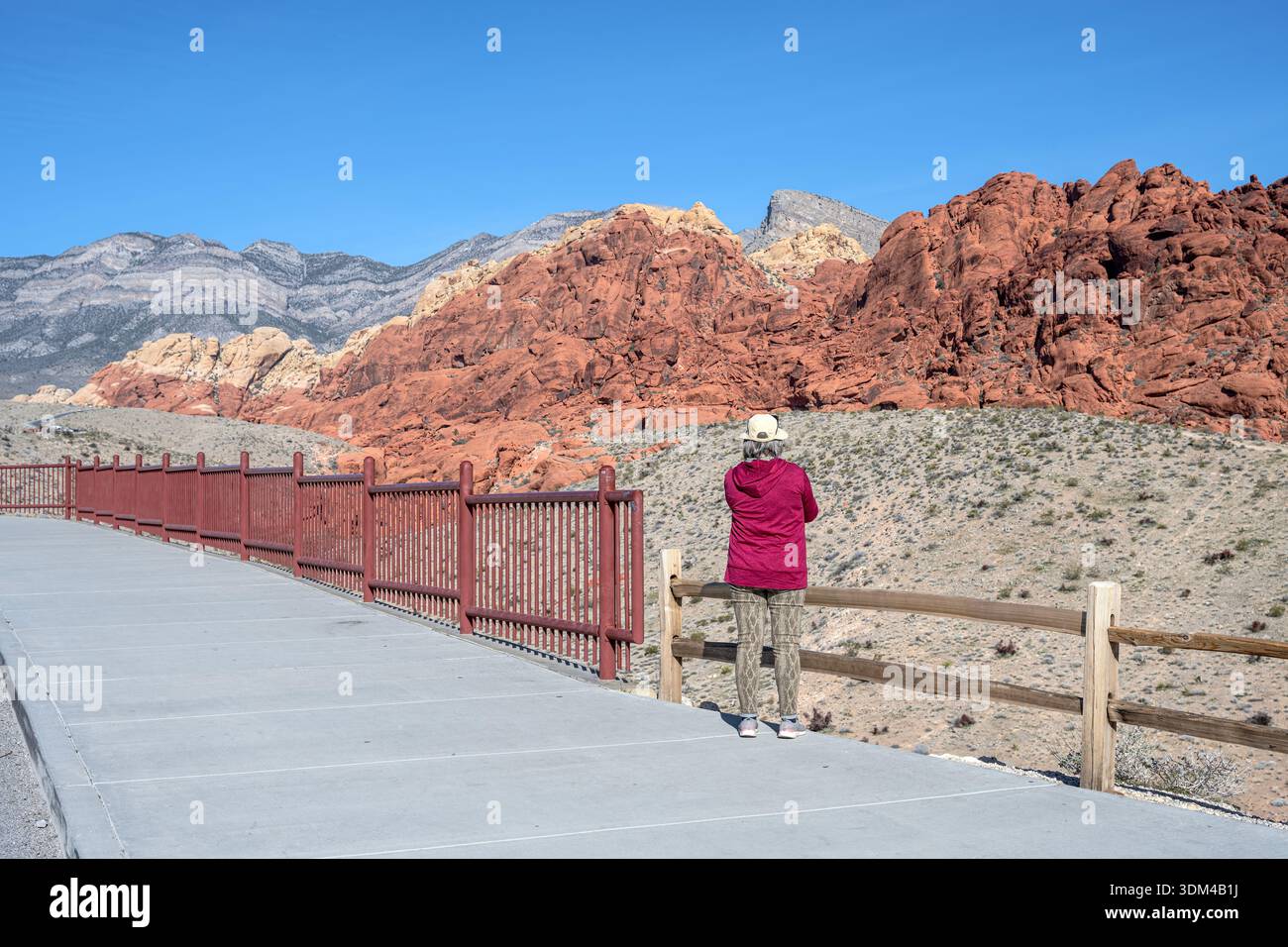 Red Rock Canyon Mountains und Besucher, die die Natur des Bundesstaates Nevada genießen. Stockfoto