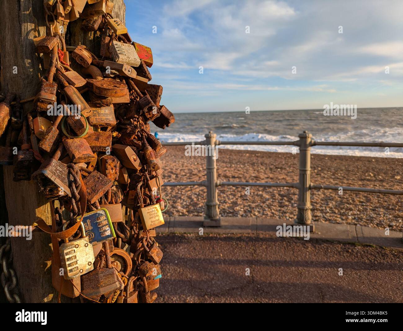 Love Lodges an der Promenade vor einem blauen Himmel mit sanften Wolken an einem Wintertag, St. Leonards-on-Sea Beach, East Sussex, England Stockfoto